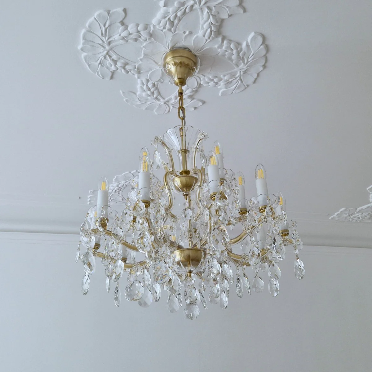 15-flame Teresian chandelier with crystal almonds and matte gold metal - Image 2