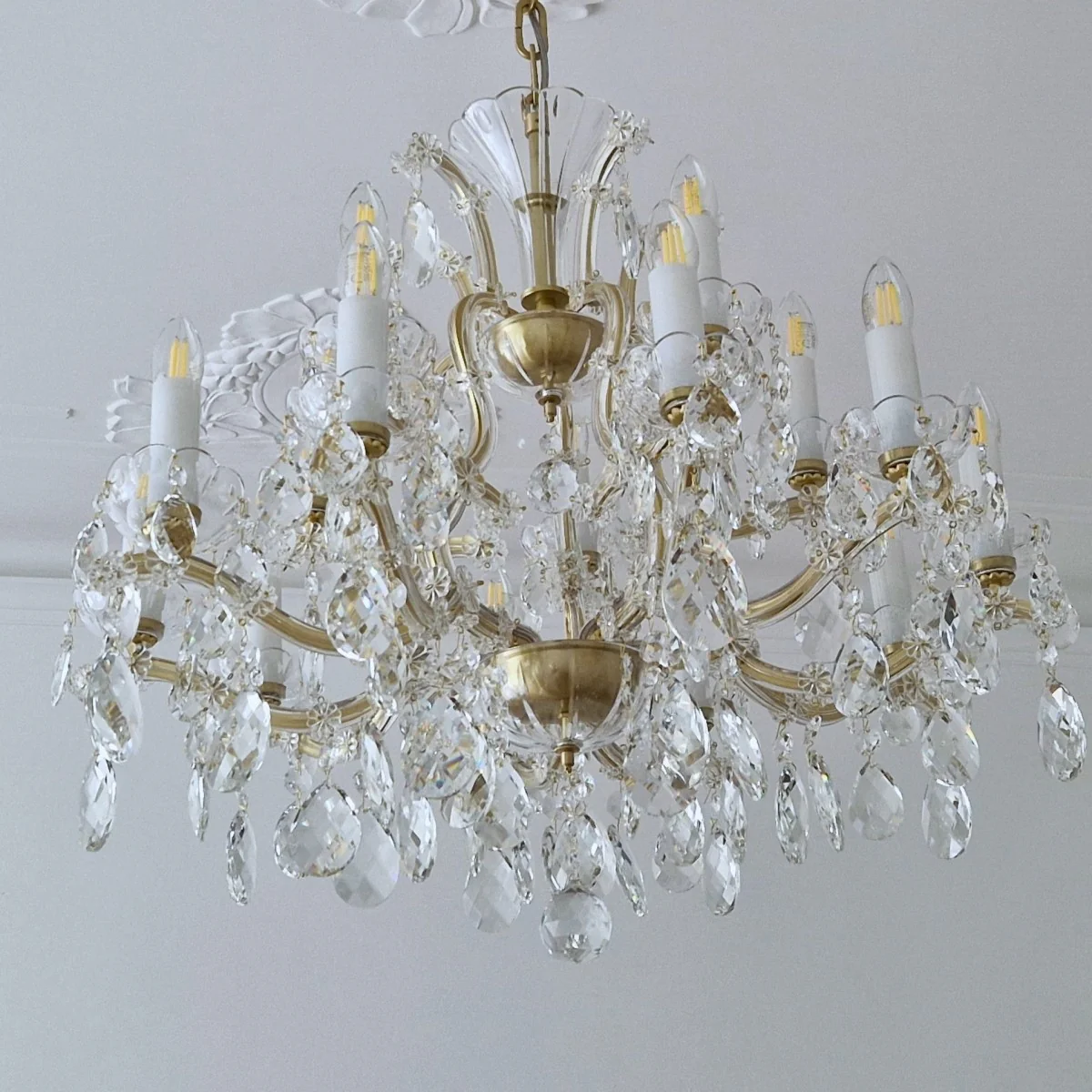 15-flame Teresian chandelier with crystal almonds and matte gold metal - Image 3