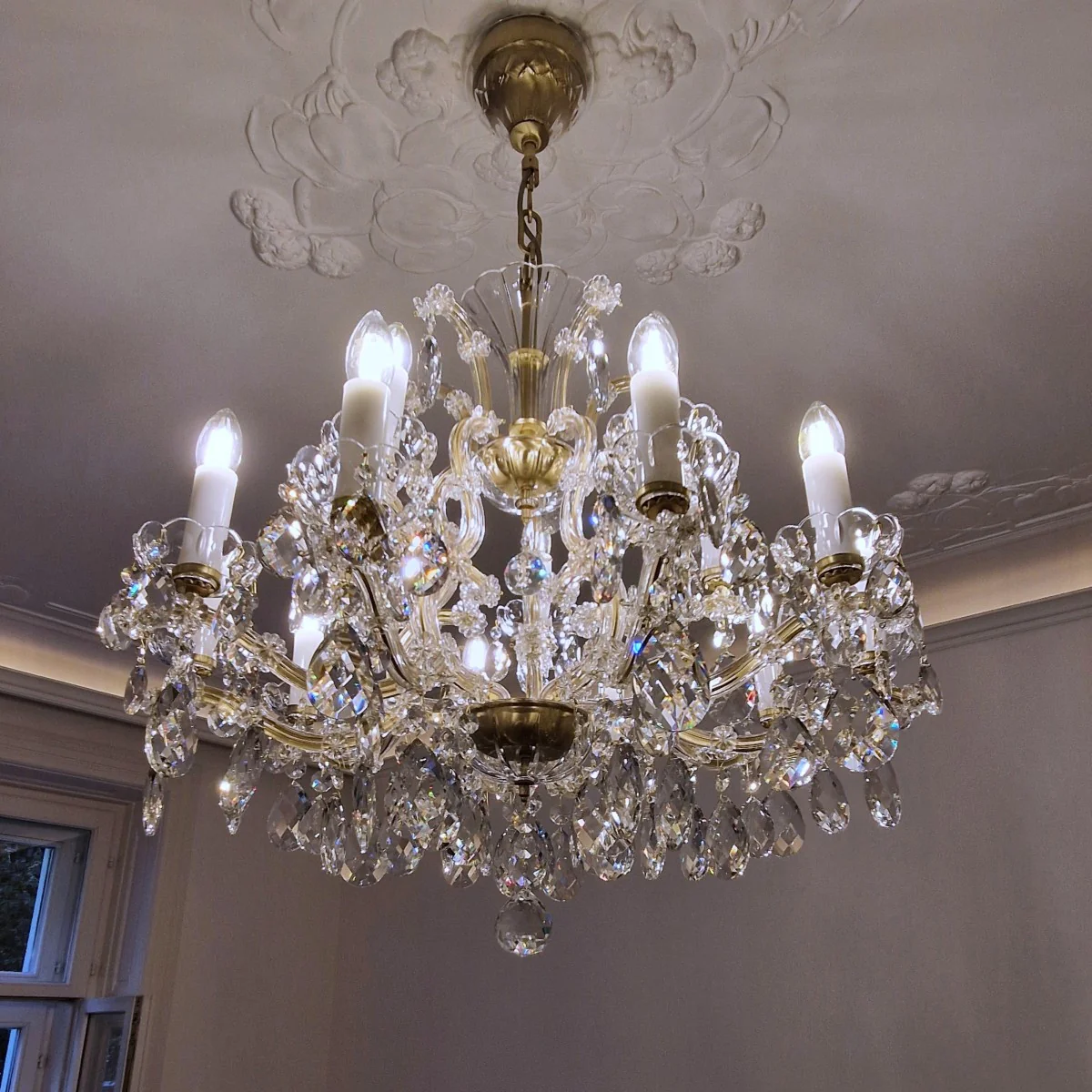15-flame Teresian chandelier with crystal almonds and matte gold metal - Image 4