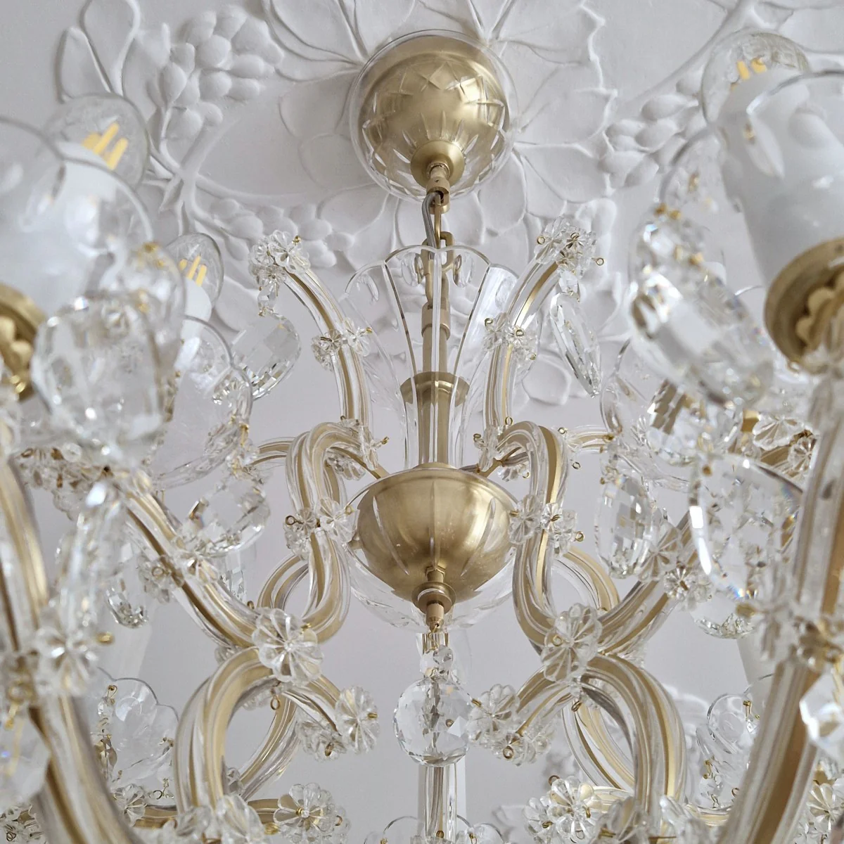 15-flame Teresian chandelier with crystal almonds and matte gold metal - Image 5