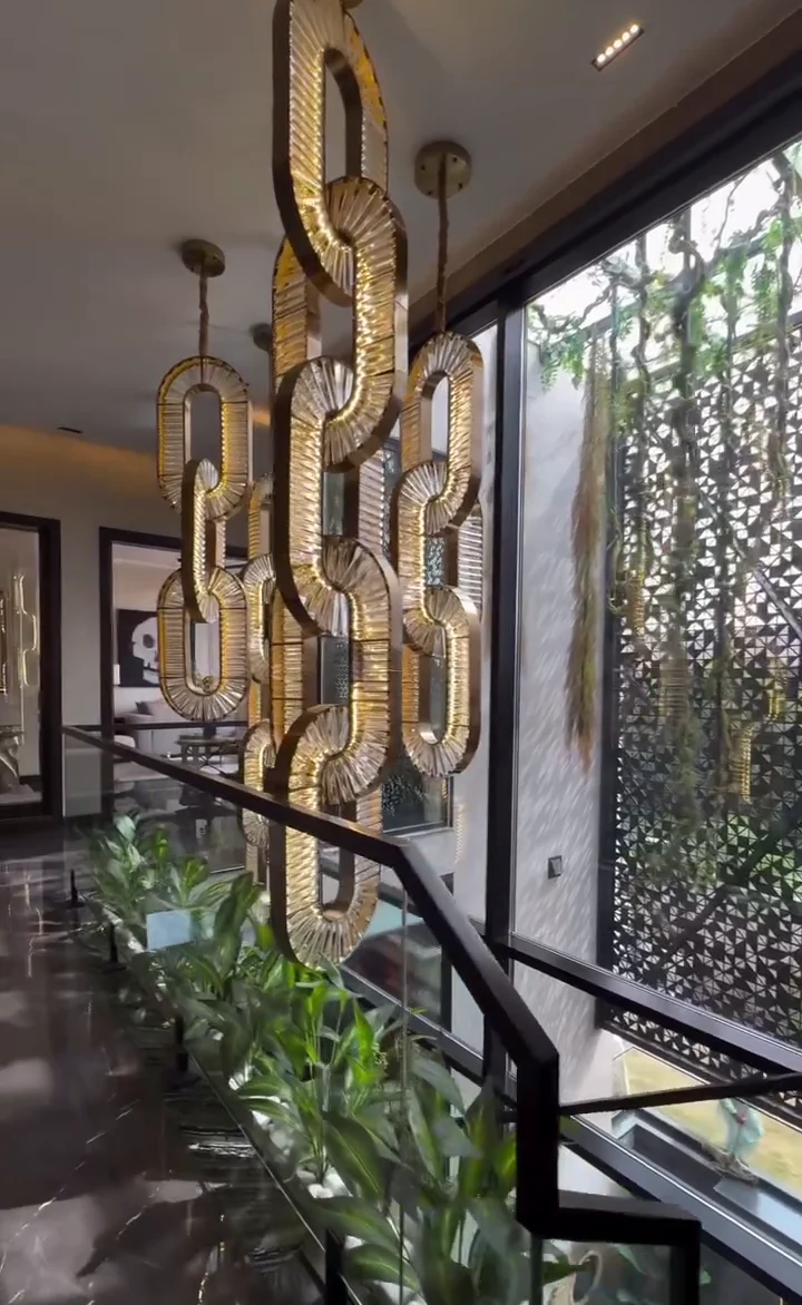 Luxury Crystal and Metal Chain Pendant Chandelier for High Ceilings with Modern Finish - Image 7